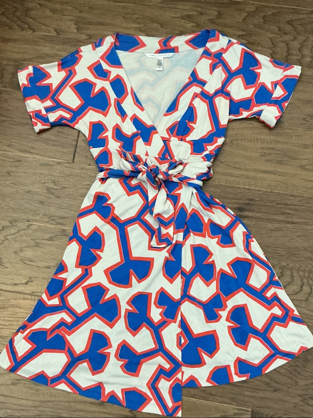 Diane Von Furstenberg Women’s 6 Toby Blue, White & Red Geometric Wrap Dress - Picture 2 of 9